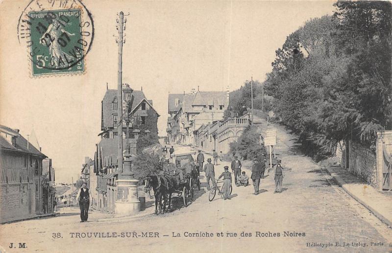 Carte postale ancienne Trouville Sur Mer - La Corniche Et Rue Des Roches Noires à Trouville-sur-Mer