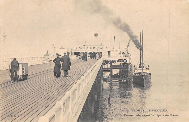 Carte postale ancienne Trouville Sur Mer - Jetee Promenade Avant Le Depart Du Bateau à Trouville-sur-Mer