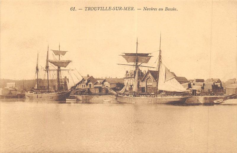 Carte postale ancienne Trouville Sur Mer - Navires Au Bassin à Trouville-sur-Mer