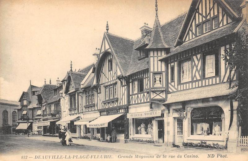 Carte postale ancienne Deauville La Plage Fleurie - Grands Magasins De La Rue Du Casino à Deauville