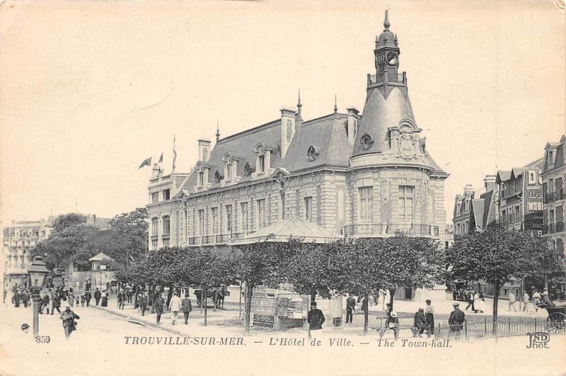 Carte postale ancienne Trouville Sur Mer - L'Hotel De Ville à Trouville-sur-Mer