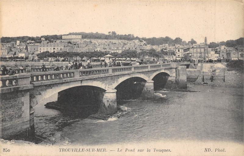 Carte postale ancienne Trouville Sur Mer - Le Pont Sur La Touques à Trouville-sur-Mer