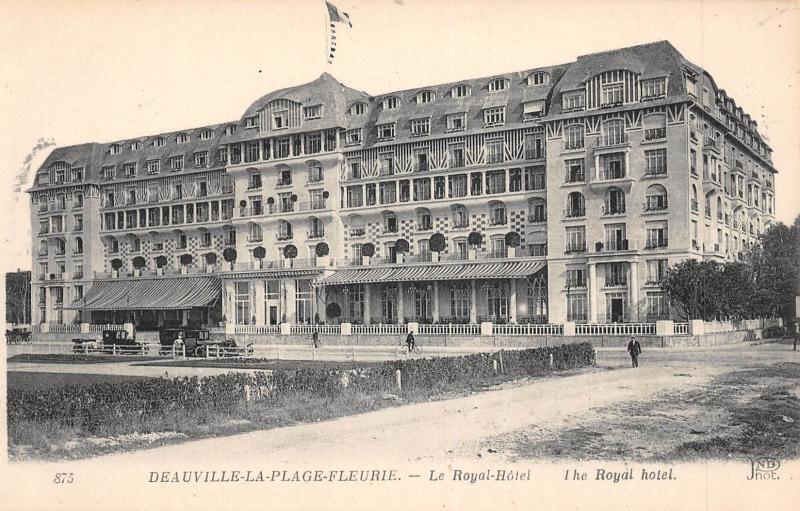 Carte postale ancienne Deauville La Plage Fleurie - Le Royal Hotel à Deauville