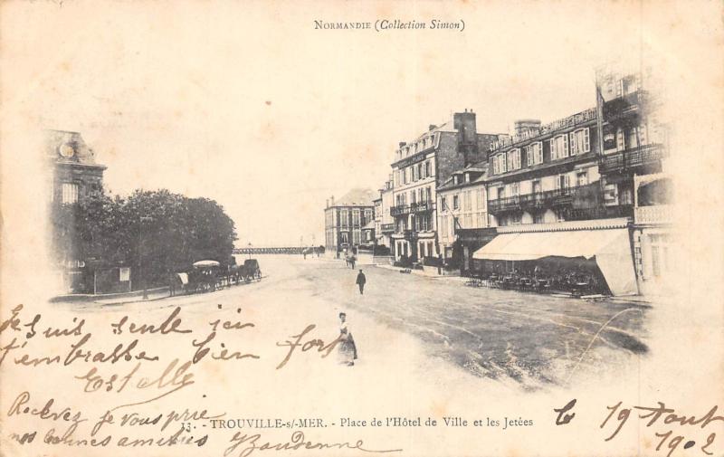 Carte postale ancienne Trouville Sur Mer - Place De L'Hotel De Ville Et Les Jetees à Trouville-sur-Mer