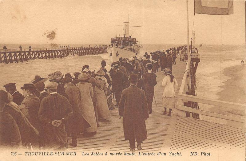 Carte postale ancienne Trouville Sur Mer - Les Jetees A Maree Haute - Entree D'Un Yacht à Trouville-sur-Mer