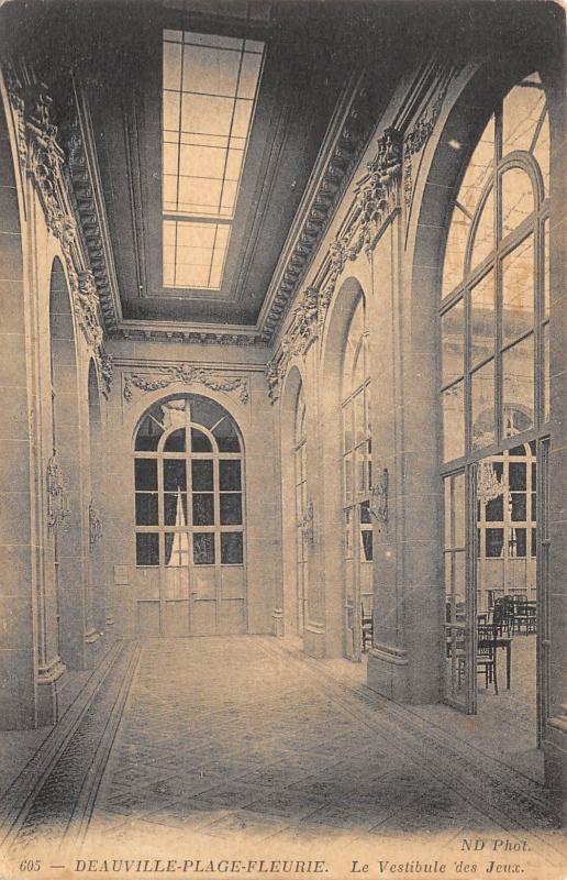 Carte postale ancienne Deauville La Plage Fleurie - Le Vestibule Des Jeux à Deauville