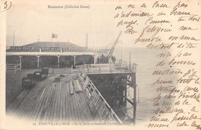 Carte postale ancienne Trouville Sur Mer - Sur La Jetee Promenade - Le Debarcadere à Trouville-sur-Mer