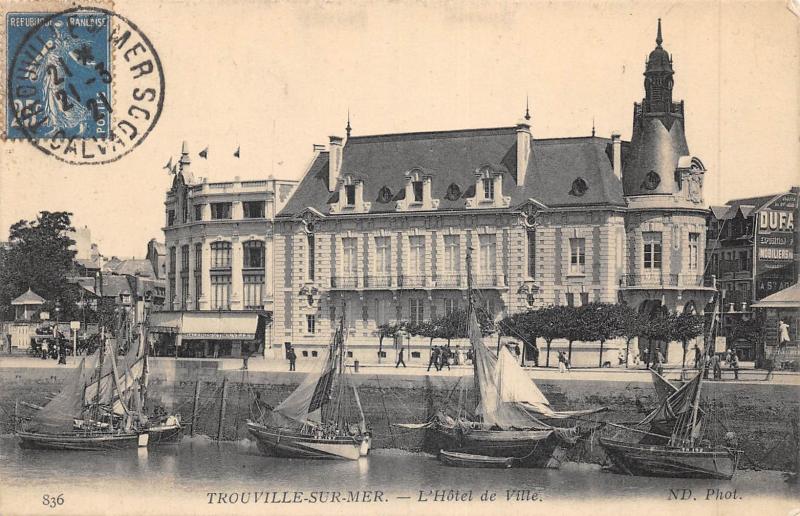 Carte postale ancienne Trouville Sur Mer - L'Hotel De Ville à Trouville-sur-Mer