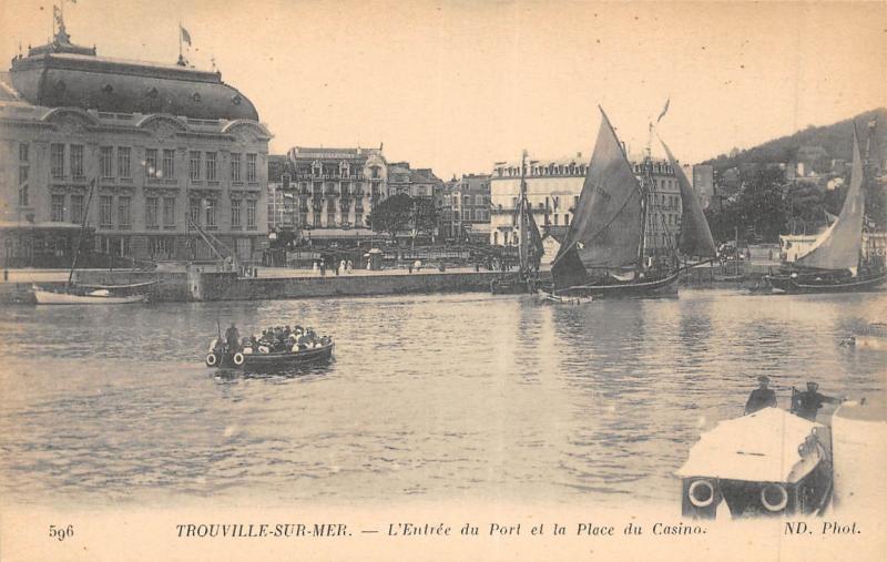 Carte postale ancienne Trouville Sur Mer - L'Entree Du Port Et Place Du Casino à Trouville-sur-Mer