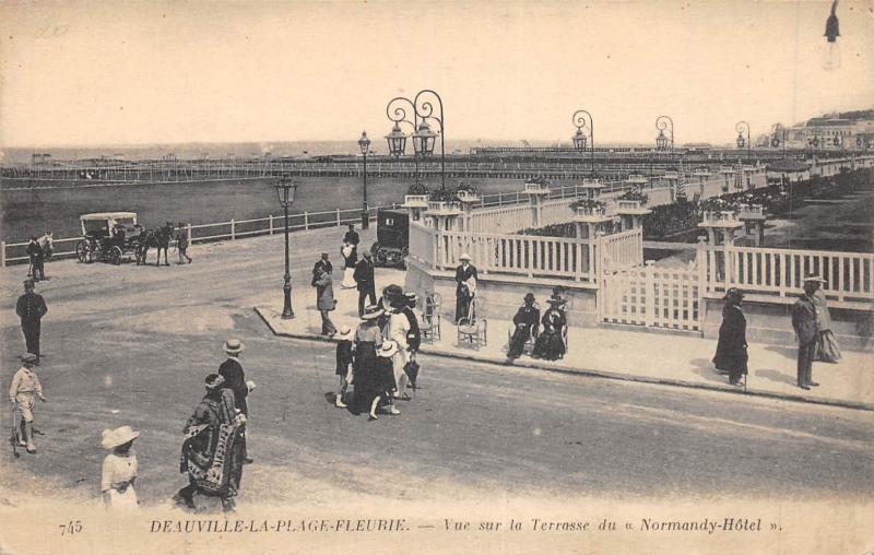 Carte postale ancienne Deauville La Plage Fleurie - Vue Sur La Terrasse Du Normandie Hotel à Deauville