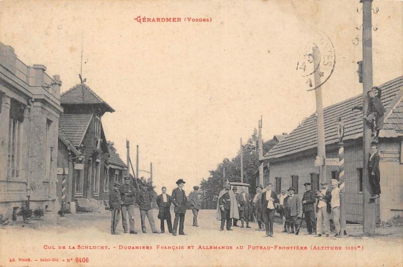Carte postale ancienne Gerardmer - Douaniers Francais Et Allemands Au Poteau Frontiere à Gérardmer