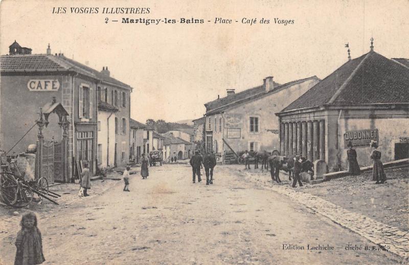 Carte postale ancienne Martigny Les Bains - Place - Cafe Des Vosges à Martigny-les-Bains