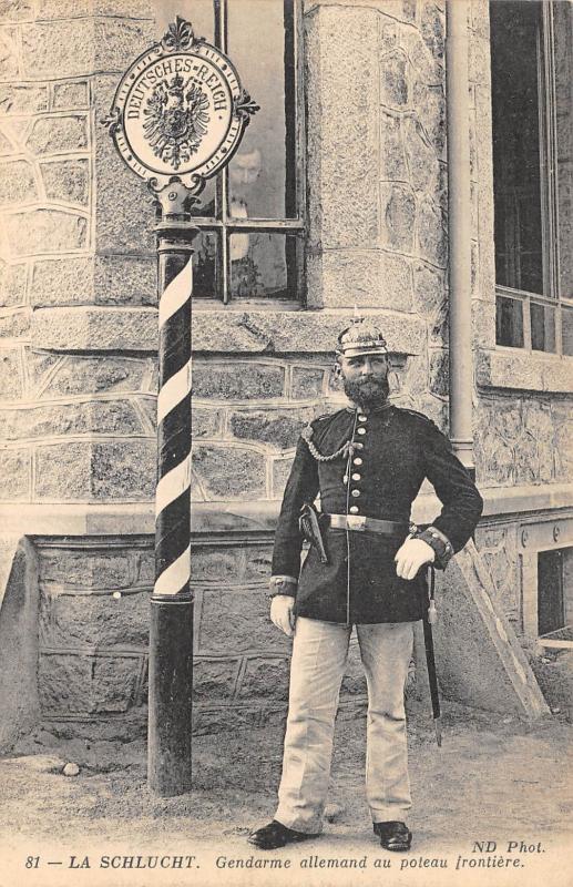 Carte postale ancienne La Schlucht - Gendarme Allemand Au Poteau Frontiere