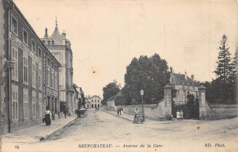 Carte postale ancienne Neufchateau - Avenue De La Gare à Neufchâteau