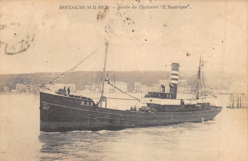 Carte postale ancienne Boulogne Sur Mer - Sortie Du Chalutier L'Amerique à Boulogne-sur-Mer