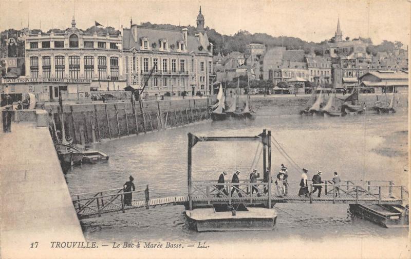 Carte postale ancienne Trouville - Le Bac A Maree Basse