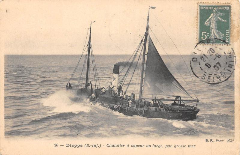 Carte postale ancienne Dieppe - Chalutier A Vapeur Au Large Par Grosse Mer à Dieppe