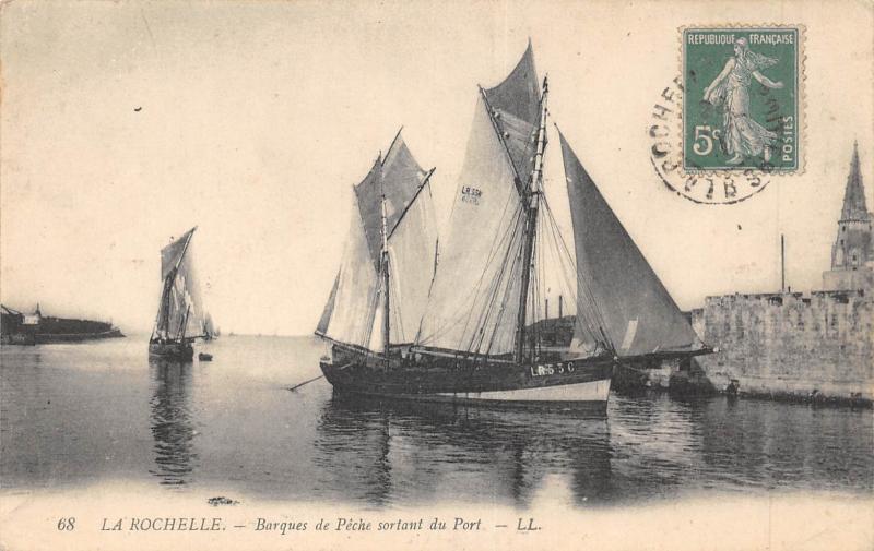 Carte postale ancienne La Rochelle - Barques De Peche Sortant Du Port à La Rochelle