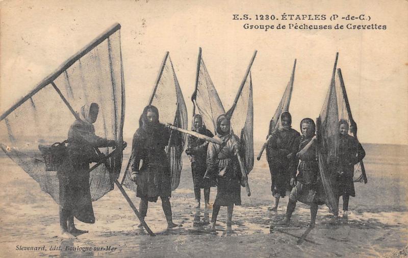 Carte postale ancienne Etaples  - Groupe De Pecheuses De Crevettes