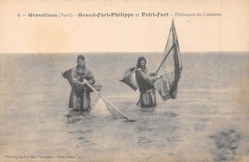 Carte postale ancienne Gravelines - Grand Fort Philippe Et Petit Fort - Pecheuses De Crevettes à Gravelines