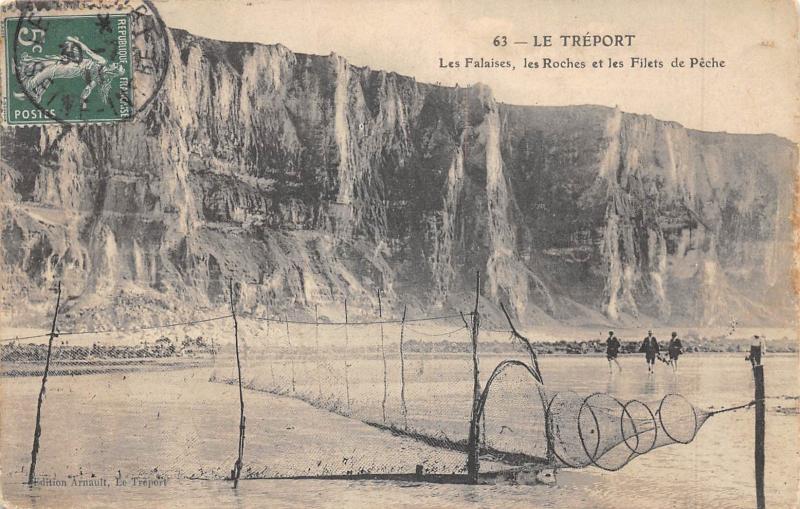 Carte postale ancienne Le Treport - Les Falaises - Les Roches Et Les Filets De Peche au Tréport