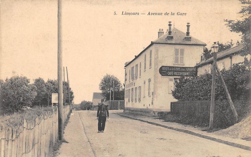 Carte postale ancienne Limours - Avenue De La Gare à Limours