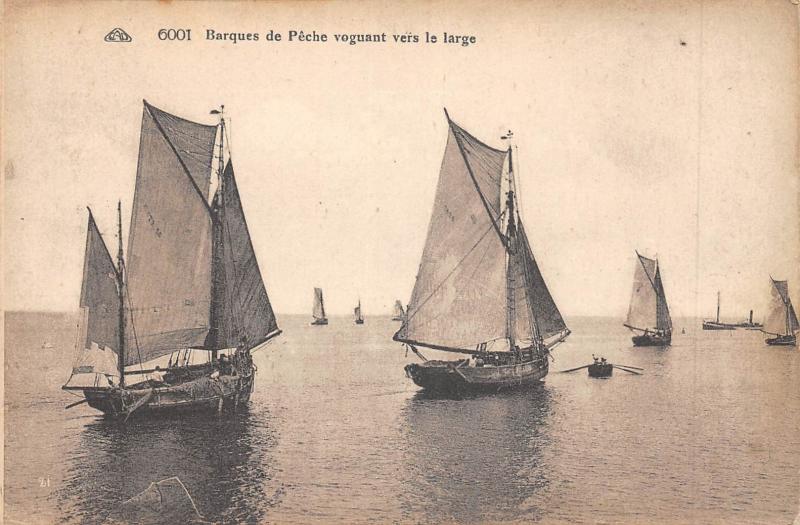 Carte postale ancienne Barques De Peche Voguant Vers Le Large