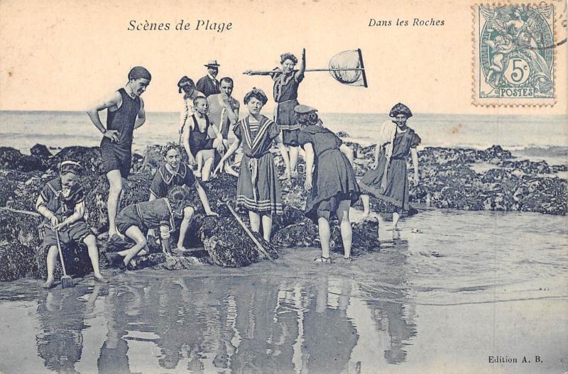 Carte postale ancienne Scenes De Plage - Dans Les Roches