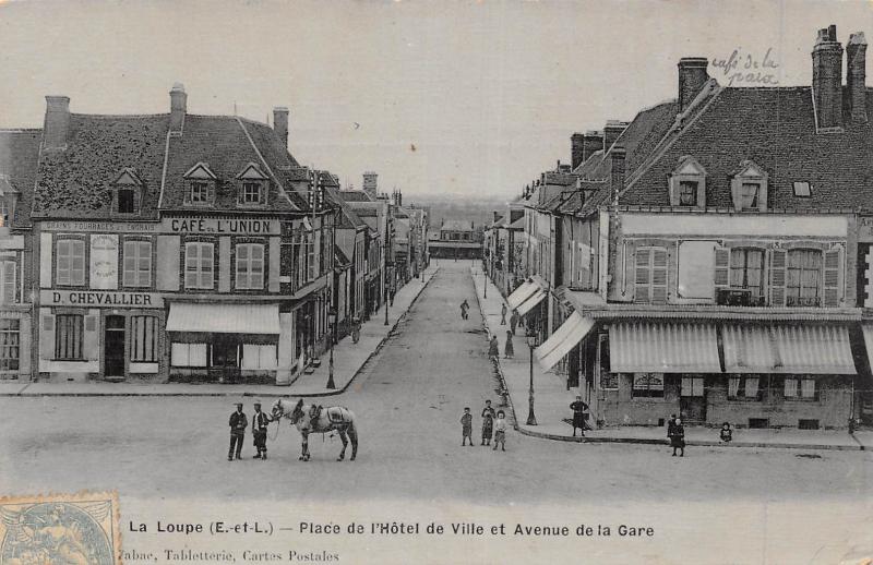 Carte postale ancienne La Loupe - Place De L'Hotel De Ville Et Avenue Gare  - cpa émail à La Loupe
