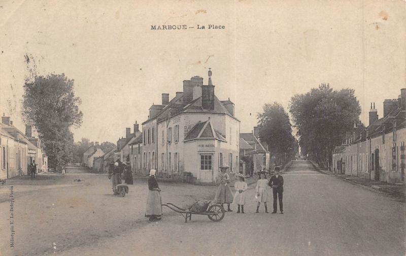 Carte postale ancienne Marboue - La Place à Marboué