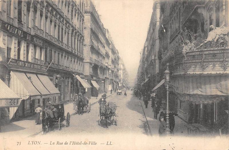 Carte postale ancienne Lyon - La Rue De L'Hotel De Ville à Lyon
