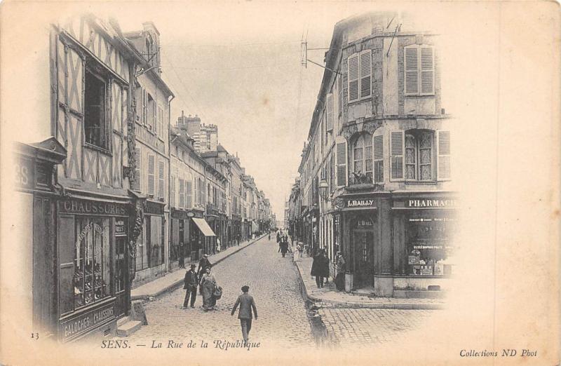 Carte postale ancienne Sens - La Rue De La Republique à Sens