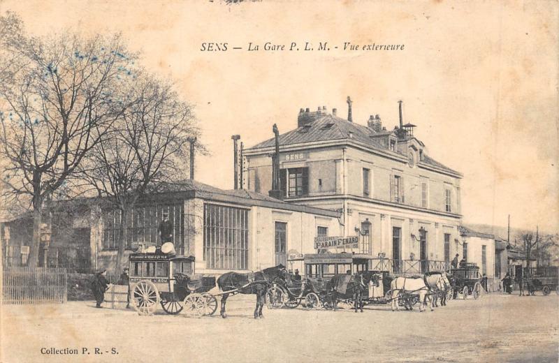 Carte postale ancienne Sens - La Gare P.L.M. Vue Exterieure à Sens