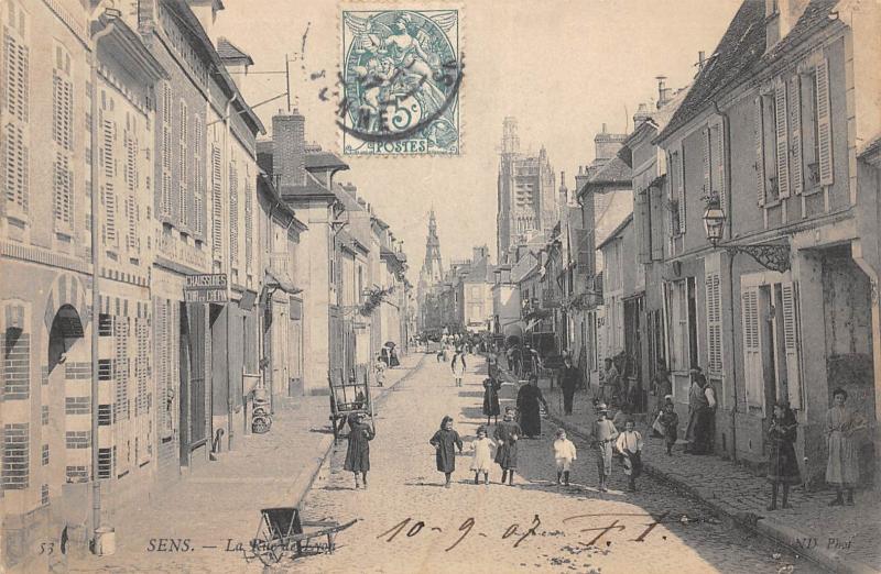 Carte postale ancienne Sens - La Rue De Lyon à Sens