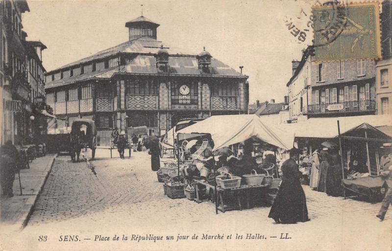 Carte postale ancienne Sens - Place De La Republique - Jour De Marche - Les Halles à Sens