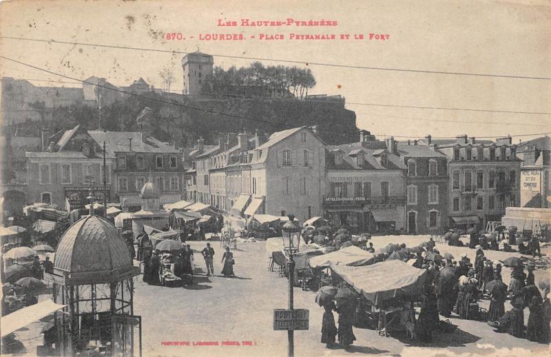 Carte postale ancienne Lourdes - La Place Peyramale à Lourdes