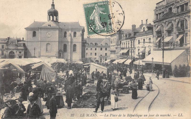 Carte postale ancienne Le Mans - Place De La Republique Un Jour De Marche au Mans