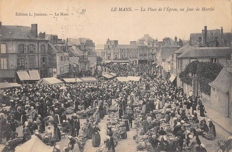 Carte postale ancienne Le Mans - La Place De L'Eperon Un Jour De Marche au Mans