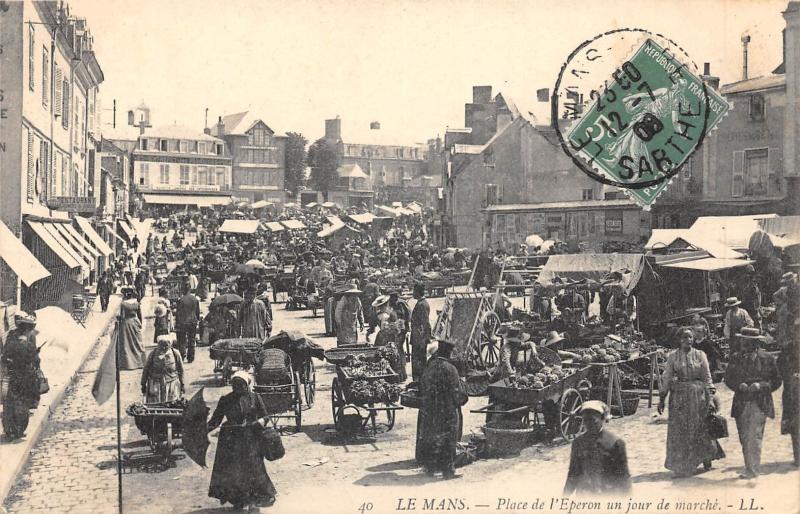 Carte postale ancienne Le Mans - La Place De L'Eperon Un Jour De Marche au Mans