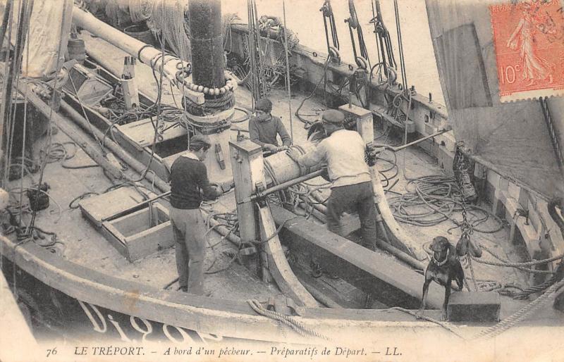 Carte postale ancienne Le Treport - A Bord D'Un Pecheur - Preparatifs De Depart au Tréport