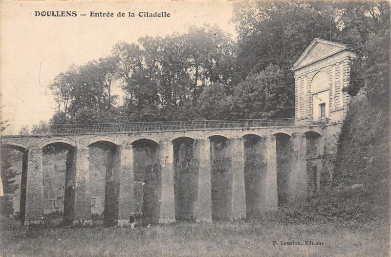 Carte postale ancienne Doullens - Entree De La Citadelle à Doullens