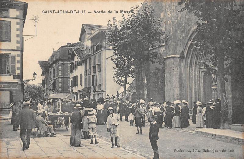 Carte postale ancienne Saint Jean De Luz - Sortie De La Messe à Saint-Jean-de-Luz