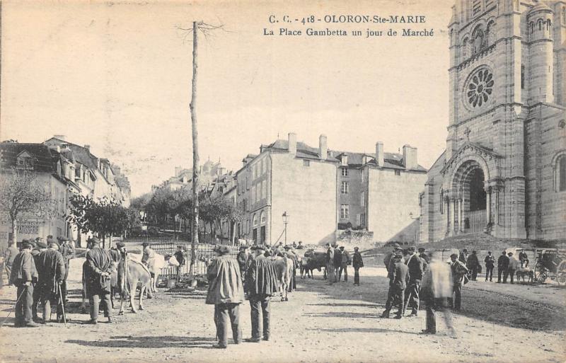 Carte postale ancienne Oloron Sainte Marie - La Place Gambetta Un Jour De Marche à Oloron-Sainte-Marie