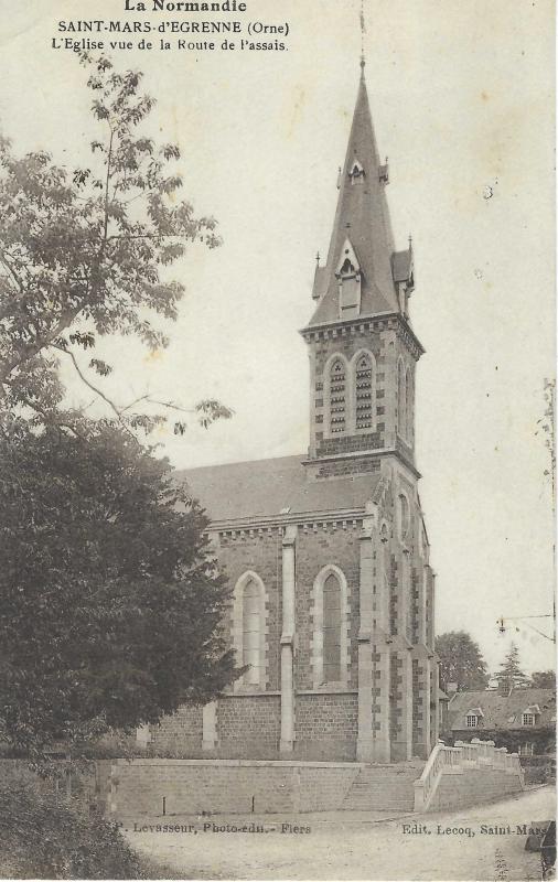 Carte postale ancienne L église vue de la route de Passais à Saint-Mars-d'Égrenne