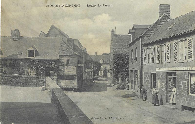 Carte postale ancienne Route de Passais à Saint-Mars-d'Égrenne