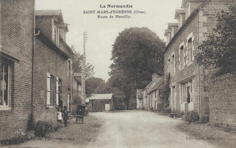 Carte postale ancienne Route de Mantilly à Saint-Mars-d'Égrenne