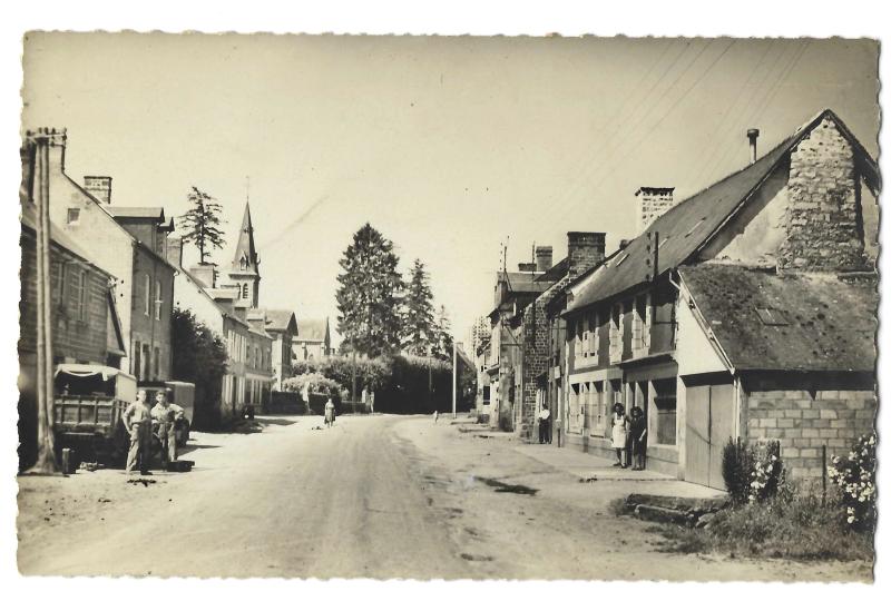 Carte postale ancienne Le bas du bourg à Saint-Mars-d'Égrenne