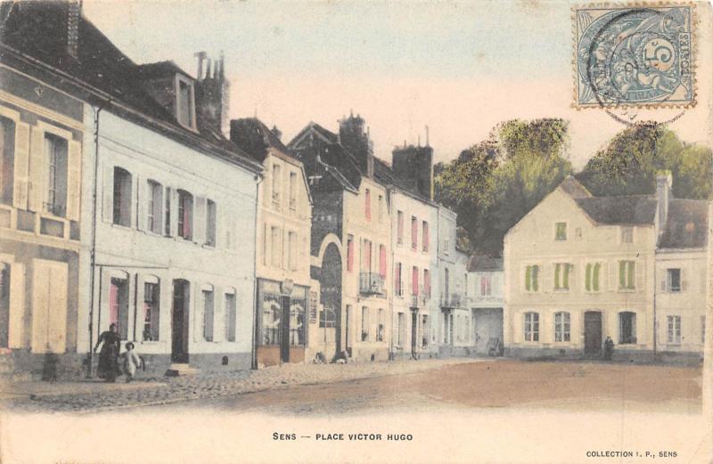 Carte postale ancienne Sens - Place Victor Hugo à Sens