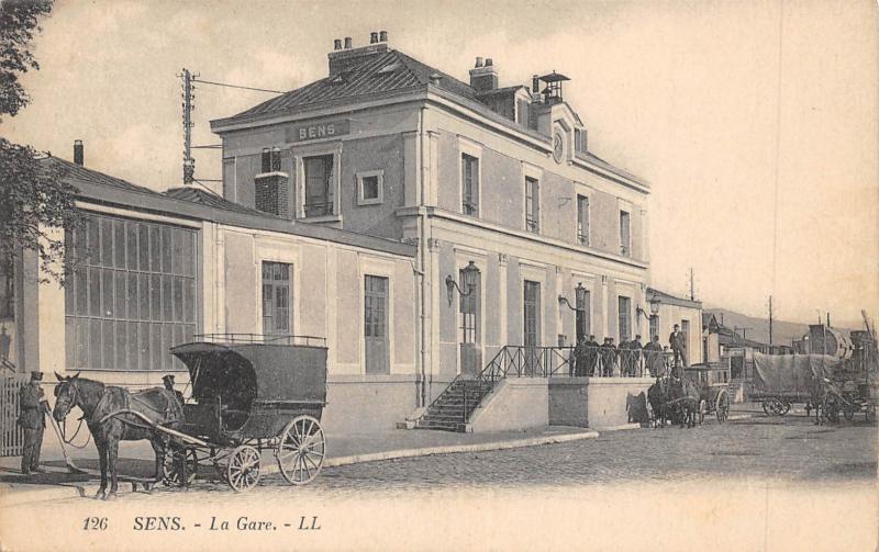 Carte postale ancienne Sens - La Gare à Sens