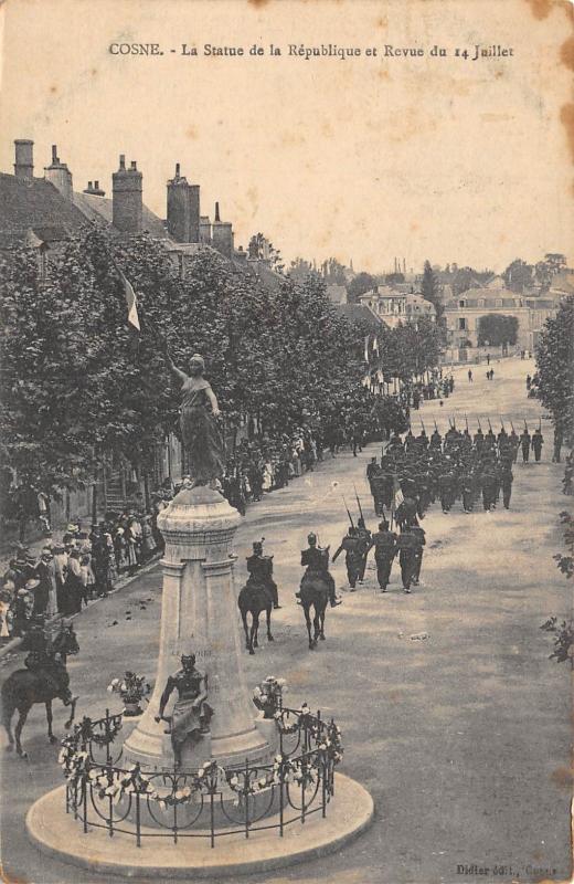 Carte postale ancienne Cosne - La Statue De La Republique Et Revue Du 14 Juillet